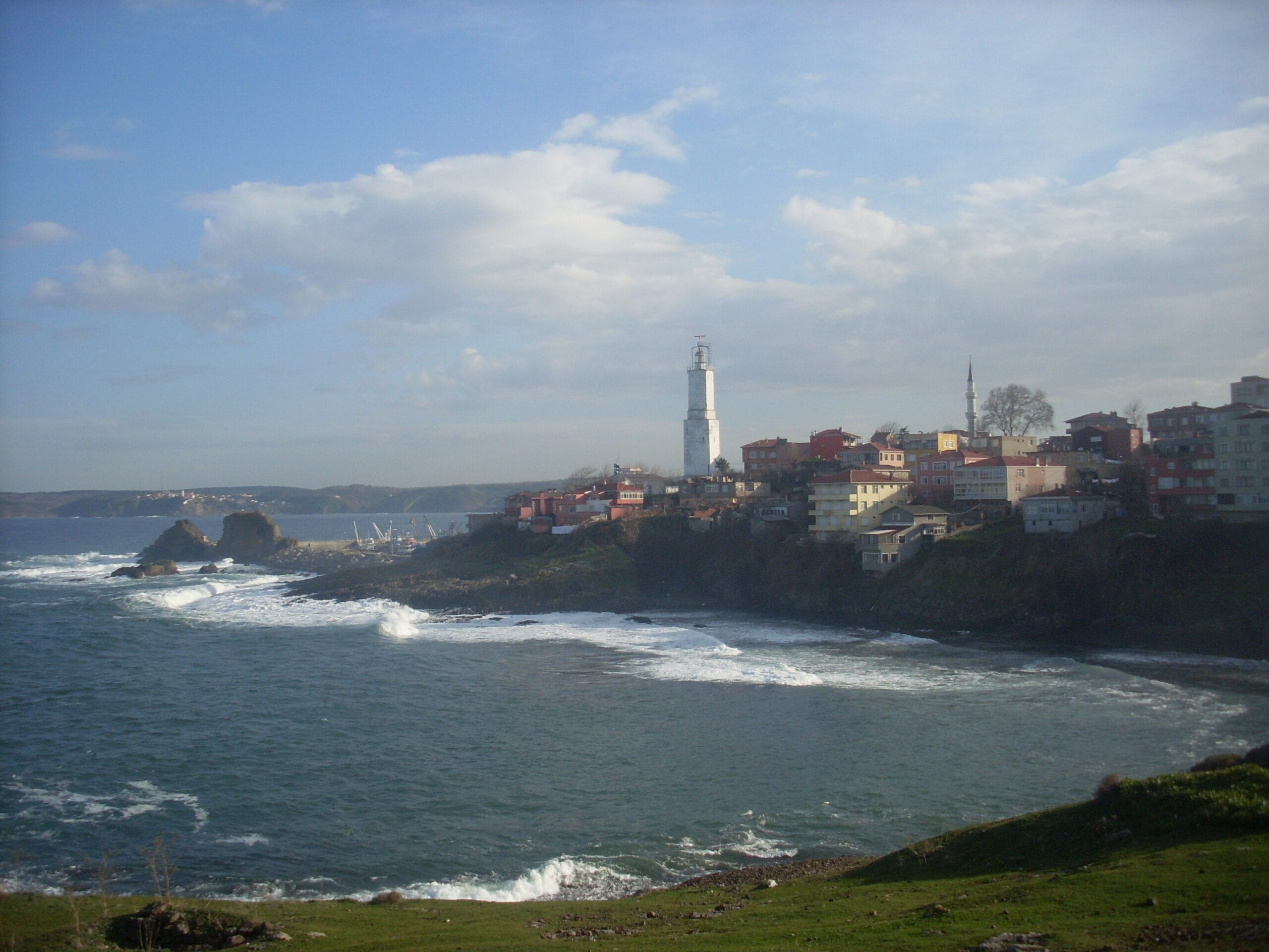 https://upload.wikimedia.org/wikipedia/commons/7/7a/Rumeli_Feneri%2C_Sar%C4%B1yer_p2.JPG